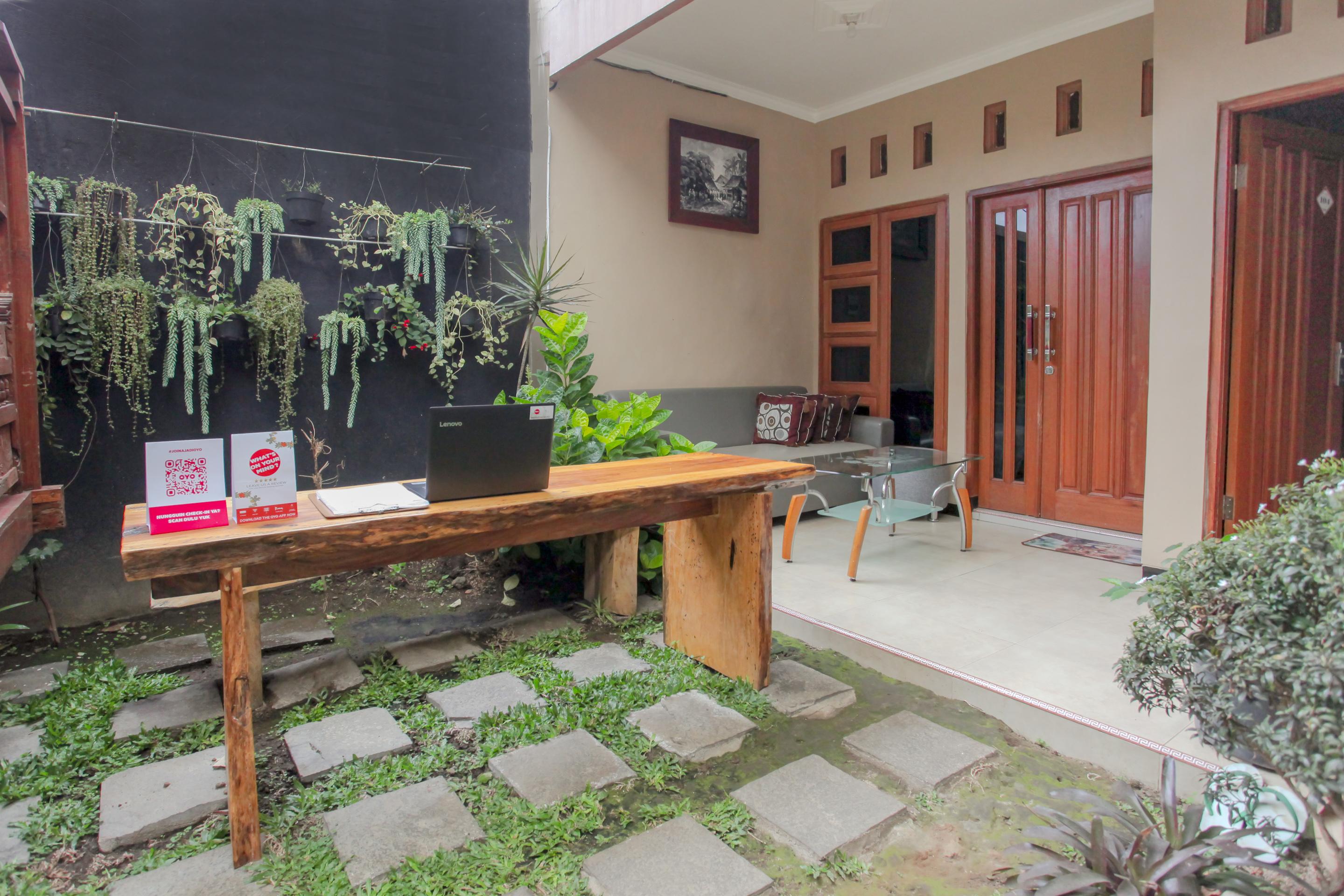 Reddoorz At Villa Akbar 3 Batu  Exterior photo